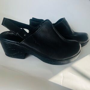 Born B.O.C clogs or mules w/ a back strap Size 6